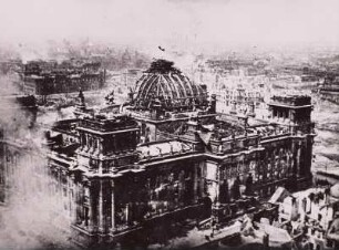 2. Weltkrieg, Das Siegesbanner auf dem Reichstag in Berlin