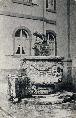 Postkartensammlung Weis mit Ansichten Karlsruhes. Brunnen vor der kleinen Kirche
