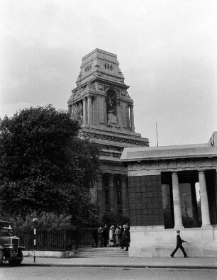 10 Trinity Square : 10 Trinity Square