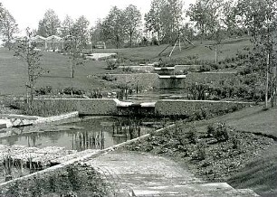 Hansjakob, Gottfried; Diverse Projekte und Themen zur Büroarbeit von Hansjakob Landschaftsarchitekten - Internationale Gartenschau Wien 1983, Ausstellungsgelände mit Kaskade und Auffangbecken