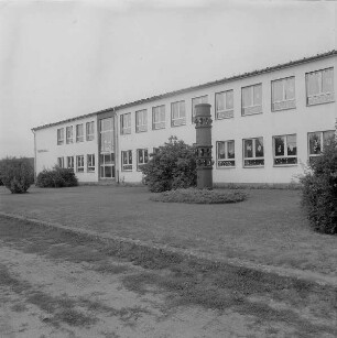 Grundschule (um 1970) mit Taubensäule (1970; J. v. Woyski)