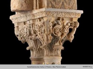 Kapitell mit männlichen Figuren, Adler und kämpfenden Tieren - S2Sh51