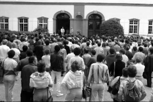 35. Tagung 1985 Physik; Mainau: Verabschiedung im Schlosshof; Blick zum Portal mit Ivar Giaever und Graf Lennart Bernadotte