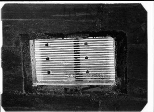 Staustufe Gerlachshausen-Volkach, Umgehungskanal. Ausgespartes Fenster zum Beobachten der Dehnungen der Spanndrähte beim Aufbringen der Vorspannung.
