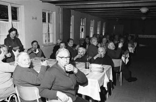 Erholungsfreizeit für alte Menschen im Caritas-Waldheim.