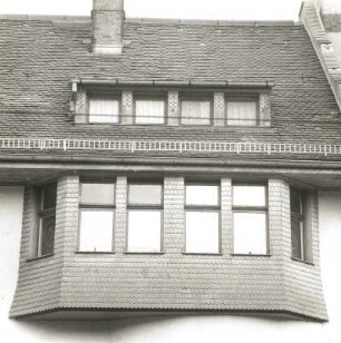 Cottbus. Wohnhaus, Bahnhofstraße 19. Erker (2. OG) und Dachgaupe