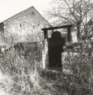 Umfassungsmauer des Rundlings : Umfassungsmauer des Rundlings mit Gartenpforte des Hofes (Nr. 17) gegen Giebel der Scheune (Nr. 21)