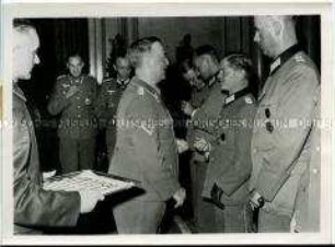Auszeichnung von Soldaten mit dem Versehrten-Abzeichen