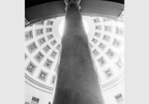 Blick auf eine Säule in der Rotunde des Alten Museums