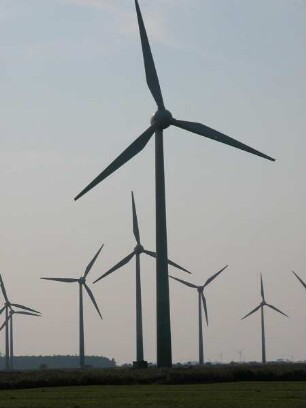 Windräder in Ostfriesland : Windräder im Landkreis Aurich in Ostfriesland, aufgenommen 2004