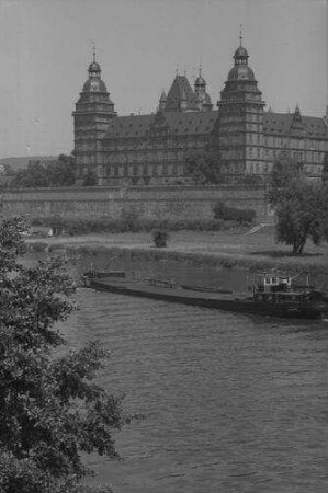 Aschaffenburg: Gesamtansicht des Schlosses, von der Mainbrücke