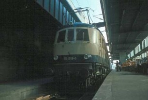 Stuttgart Hbf. Gleis 1 Lok 118 049 Zugführer Gepäckkarren Bahnsteigüberdachung