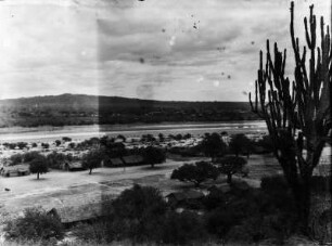 San Antonio-Villamontes : Ebene mit Hütten und Fluss Pilcomayo