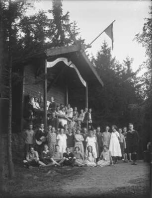 Gruppenbild vor dem Gewerkschaftsheim "Naturfreundehütte" der SAJ (Sozialistische Arbeiterjugend) auf dem Frenzelsberg bei Seifhennersdorf