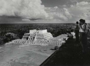 Chichen Itza, Blick von der Pyramide auf den Kriegertempelund die Halle der tausend Säulen