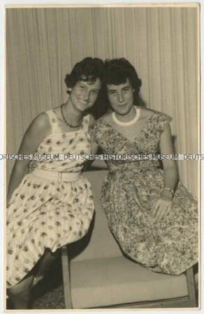 Edna und Hannah, Großcousinen von Hannah Arendt, in der elterlichen Wohnung anlässlich des Geburtstages von Edna