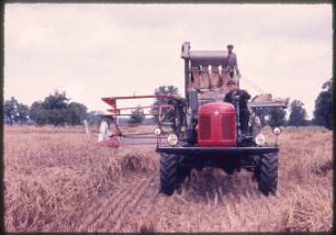 Allradtraktor RTA 0511 mit Mähdrescher Claas Super