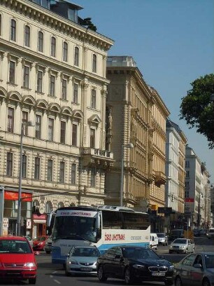 Wien - Straßenverkehr am Karlsplatz : Straßenverkehr am Karlsplatz. Aufgenommen am 16. Juni 2011 in Wien