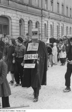 Kostümierte Narren bei einem Karnevalsumzug durch Markkleeberg