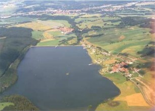 Thüringen. Talsperre Ratscher (1975-1983) gegen Schleusingen-Ratscher und Schleusingen. Luftbild-Schrägaufnahme von Südost