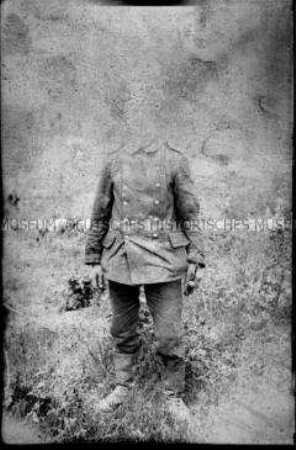 Soldat auf einem Feld mit einer Pfeife in der Hand, 1. Weltkrieg