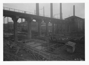 Industrie-Kraftwerk. Aufgeständerte (alte) Trasse der Grubenbahn und Kohlehochbunker, davor Baustelle der neuen Zufahrtsbrücke : Lauta (Niederlausitz). Industrie-Kraftwerk. Aufgeständerte (alte) Trasse der Grubenbahn und Kohlehochbunker, davor Baustelle der neuen Zufahrtsbrücke