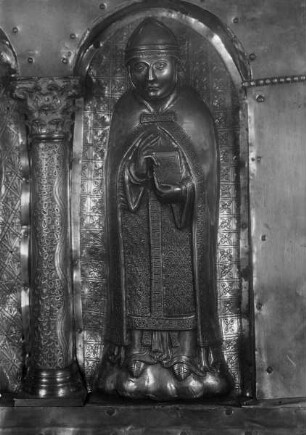 Godehardschrein — Fußseite mit drei Bischöfen, Bernward, Godehard und Innocenz II. — Bischof Innocenz II.
