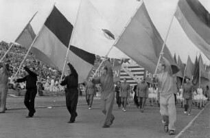 Sportlerparade im Walter-Ulbricht-Stadion : Fahnenträger im Paradezug beim Marsch im Stadion