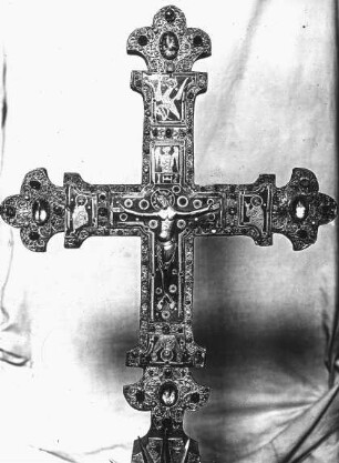 Köln, Dom St. Peter und St. Maria, Schatzkammer, Altarkreuz, Vorderseite, Mittelstück aus Limoges, Verlängerungen 1. V. 13. Jh.