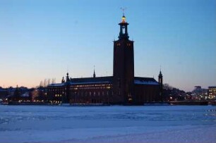 Stockholm - Rathaus am Mälarsee im Winter : Blick über den zugefrorennen Mälarsee zum Stadshuset, aufgenommen 2006 in Stockholm