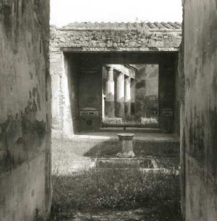 Pompeji. Haus mit den Jagdbildern. Blick vom Atrium ins Peristyl
