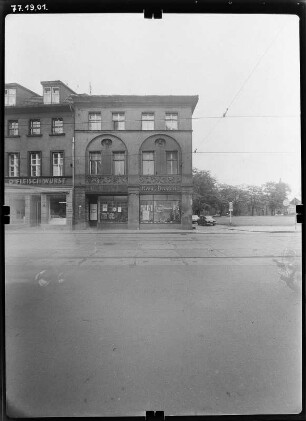 Cottbus-Mitte, Berliner Straße. Wohnhaus mit Laden (Kreuz-Drogerie). Straßenfront