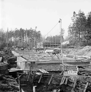 Grund- und Hauptschule: Waldstraße / Oetjendorfer Landstraße: Neubau: vorn Bretter und Baumaterial: dahinter Grundmauern des Gebäudes mit Gerüst: darauf Arbeiter: hinten weiteres Gebäude im Rohbau: dahinter Bäume