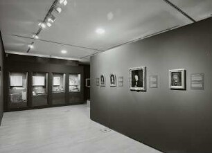 Bildnis Albrechts des Beherzten : Raumaufnahme in der Abteilung "Das gemalte Porträt" in der Ausstellung: Das Geheimnis des Jan van Eyck. Die frühen niederländischen Zeichnungen und Gemälde in Dresden, 13.08.-31.10.2005