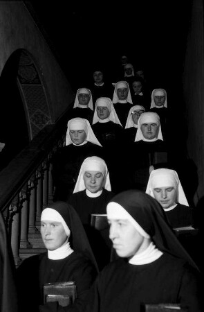 Freiburg, Günterstal: Kloster St. Lioba, ewige Profess, Generalpriorin und Nonne auf Treppe