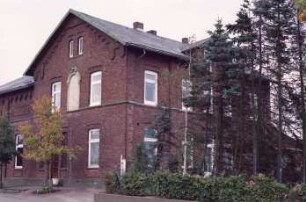 Steinfeld 107: Kraftfahrzeugmeisterbetrieb Uwe Schwarz: Backsteinbau: giebelständiges Wohnhaus, Straßenfront mit Blindfenster und Eingangstür, Traufseite mit Zwerchgiebel: an linkem Bildrand traufständiger Querbau Werkstatthalle [angeschnitten]
