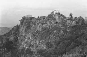 Kloster auf dem Monte Bizen : Felsige Landschaft mit Gebäuden. Blick auf die Klosteranlage