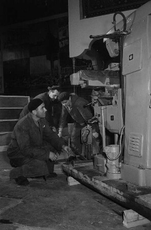 Vorbereitungen zur Frühjahrsmesse 1956, rumänische Arbeiter beim Montieren einer technischen Anlage
