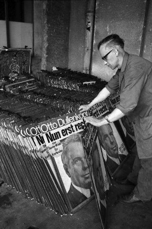 Abräumung der Wahlplakate zur Oberbürgermeisterwahl am 12. April 1970