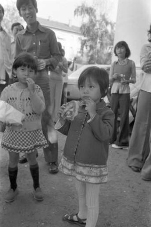 Unterbringung von 24 Flüchtlingen aus Vietnam im Übergangswohnheim in der Wolfartsweierer Straße 5