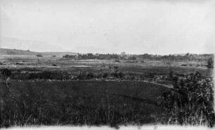 Panganiniederung : Blick von einem Hügel auf die Landschaft der Panganiniederung. Im Hintergrund erheben sich die Usambara-Berge