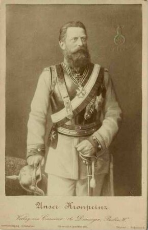 Kaiser Friedrich III., König von Preußen als Kronprinz, stehend in Kürassieruniform mit Orden, Brustpanzer, Pickelhaube und Säbel