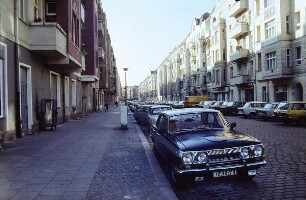 Berlin-Prenzlauer Berg. Paul-Robeson-Straße mit parkenden Pkws