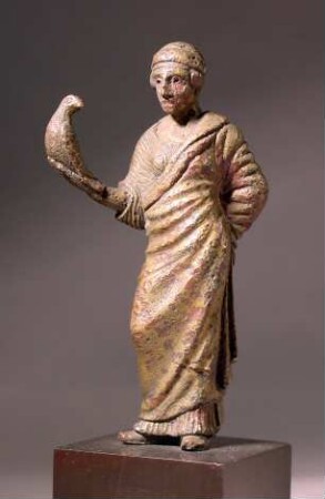 Frühklassische Statuette einer bekleideten Frau (Aphrodite) mit einem Vogel (Taube) in der rechten Hand