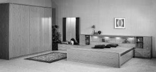 Schlafzimmer : Leipzig. Leipziger Herbstmesse, 1986. Schlafzimmer. Holz, folienbeschichtet in Eichenholzoptik (1986; VEB Möbelkombinat Zeulenroda-Triebes (ZEUTRIE))