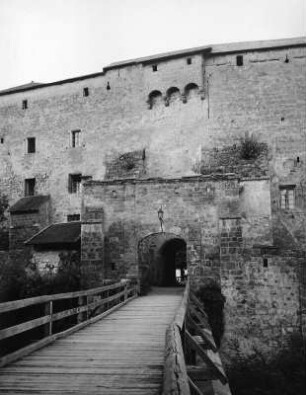Tittmoning. Schloss (vor 1571). Eingang mit Graben