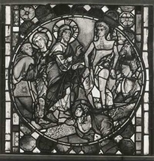 Erfurt. Barfüßerkirche. Chor. Farbige Glasfenster (nach der Restaurierung 1960). Ostfenster, Mittelbahn, Zeile 11: Auferweckung des Lazarus (Gesamtaufnahme, Kreismedaillon Durchmesser 71 cm, spätromanisch)