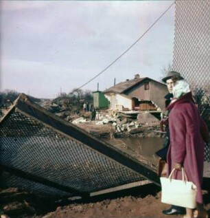 Sturmflut Hamburg 1962. Anwohner vor überflutetem Gelände