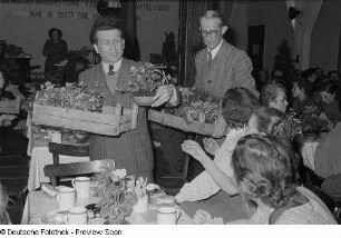 Übergabe von Blumengeschenken auf einer Veranstaltung zum Internationalen Frauentag