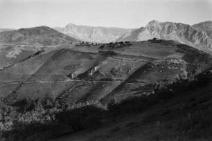 Dorf der Kabylen : Blick über die Berghänge in Richtung eines Dorfes der Kabylen